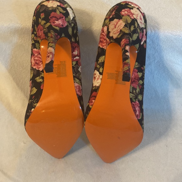 SIZE 6 JOE FRESH 4” High Heels. Black with Roses on them. - Picture 9 of 10